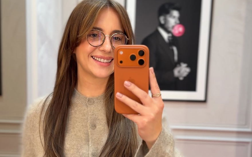 Anna-Heiser macht Selfie mit orangenen Handy