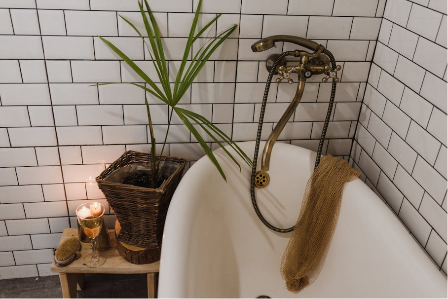 Eine Badewanne bei Kerzenlicht