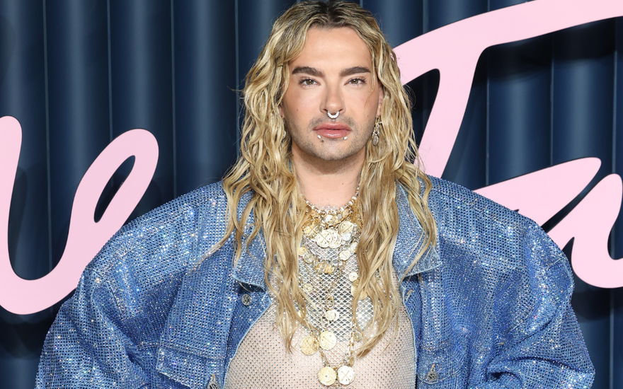 Bill Kaulitz in Blau ganz ernst