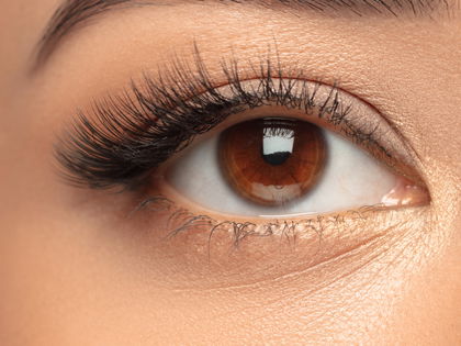 Diese Mascara ist ein Game-Changer: Bis zu 6-mal mehr Volumen & geschwungene Wimpern wie vom Profi