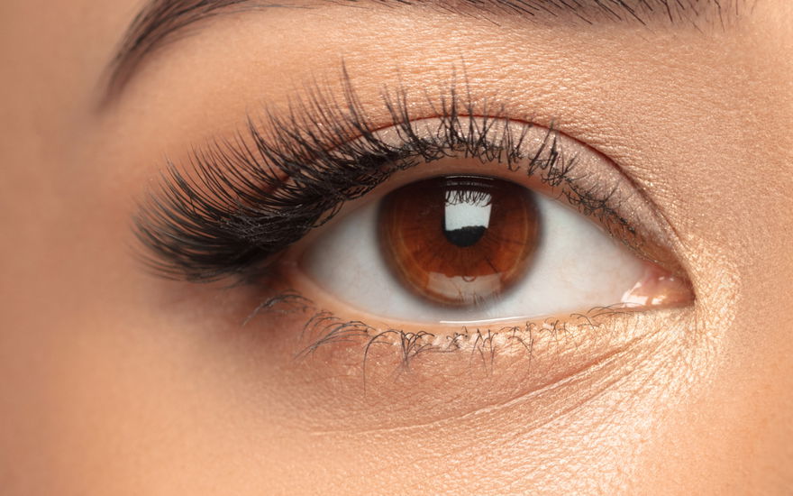 Frau mit dichten Wimpern