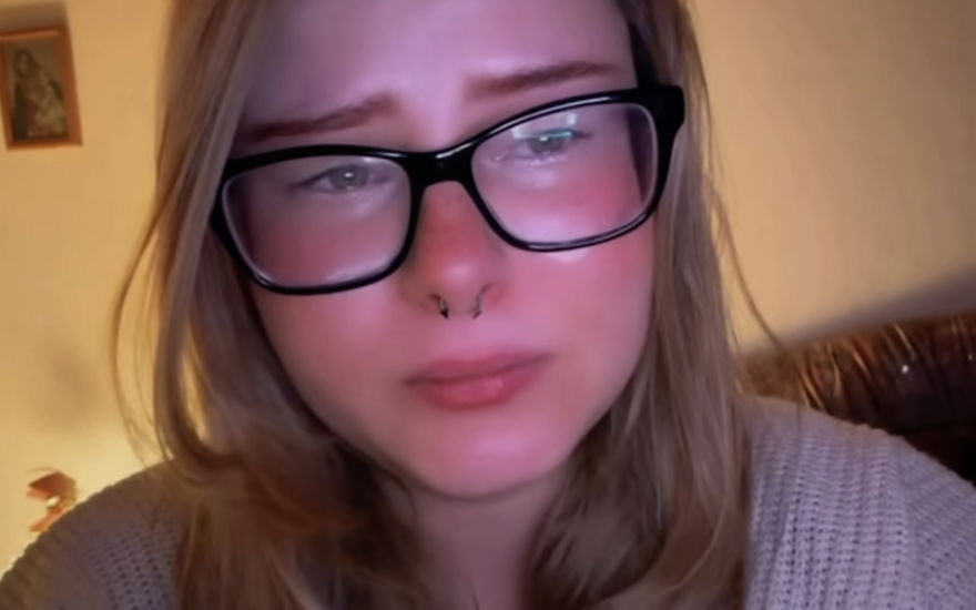 Calantha Wollny weint mit Brille