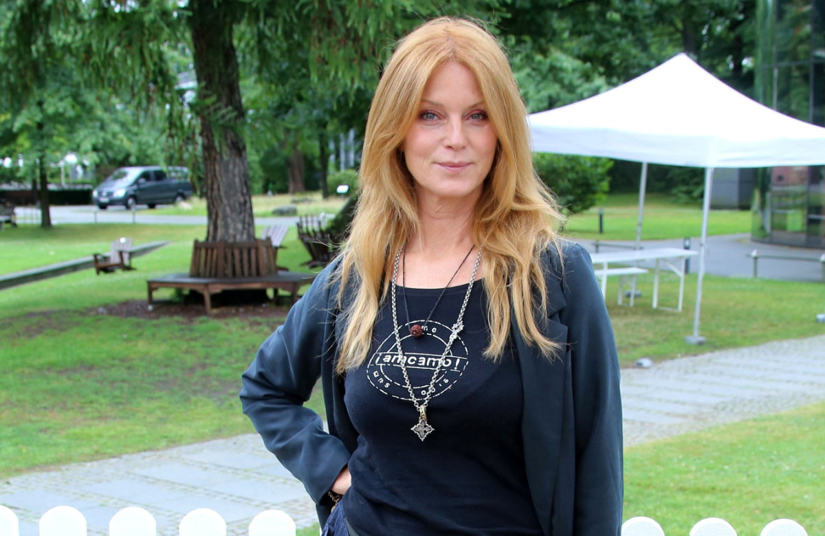 Esther Schweins mit hellroten Haaren