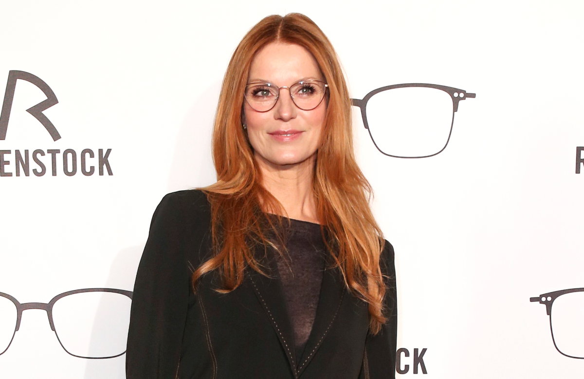 Esther Schweins trägt Brille