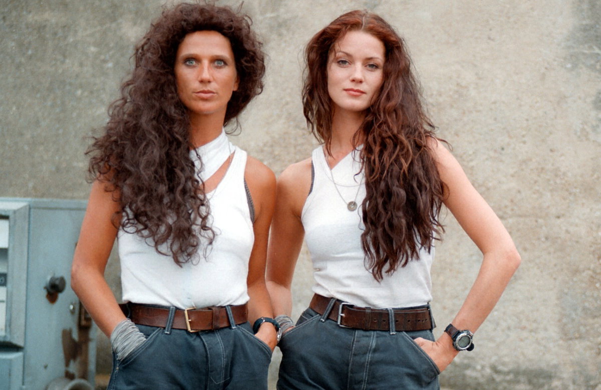 Esther Schweins mit Stuntdouble