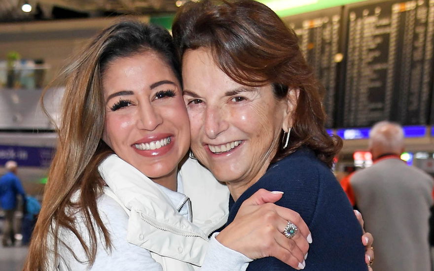 Eva Benetatou mit Claudia Obert am Flughafen