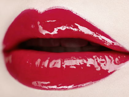 Make-up-Trend: Dieser 7-Euro-Lip-Stain schenkt den Lippen einen Latex-Glanz