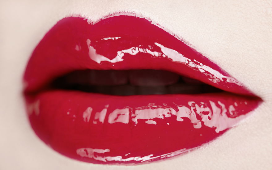Frau mit Hochglanz-Lippen