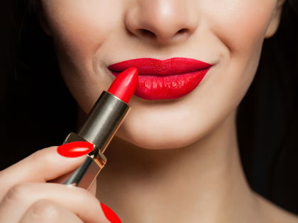 Schluss mit trockenen Lippen: Dieser Lippenstift mit Hyaluronsäure polstert deine Lippen 8 Stunden lang auf