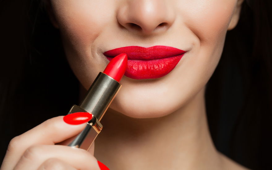 Frau mit Lippenstift in Rot