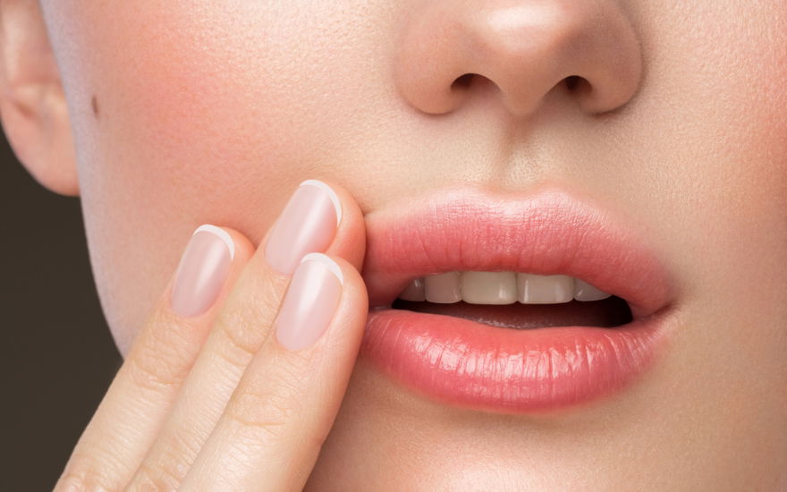 Frau mit schönen Lippen