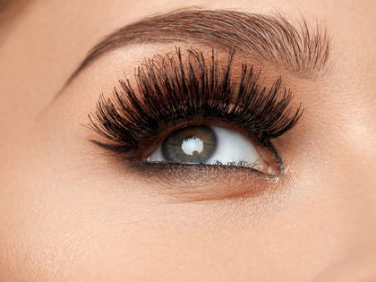 Mascara: Diese Wimperntusche schenkt dir 800% mehr Volumen & 150% mehr Schwung