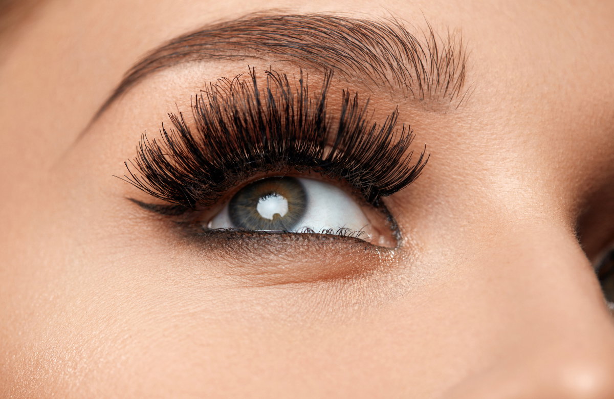 Frau mit Volumen-Wimpern