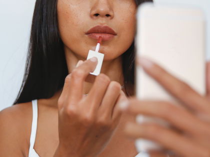Beauty-Trend 2026: Dieses Drogerie-Lippenöl ist eine günstige Alternative zum Dior-Bestseller