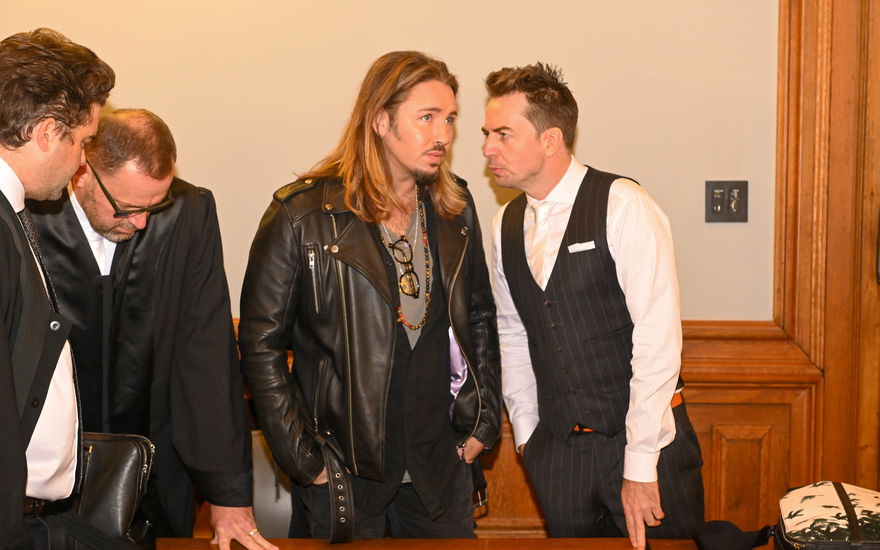 Gil Ofarim und sein Anwalt Dr. Alexander Stevens im Jahr 2023 vor Gericht