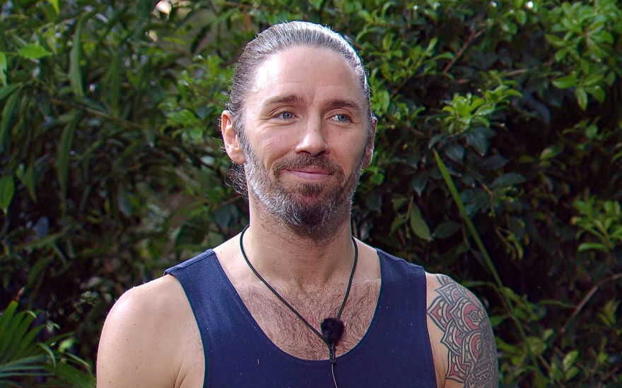 Gil Ofarim lächelt leicht