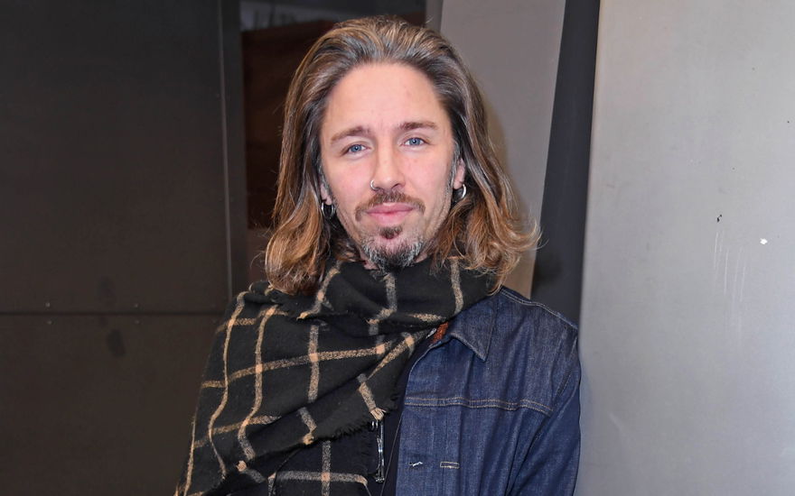 Gil Ofarim lächelt