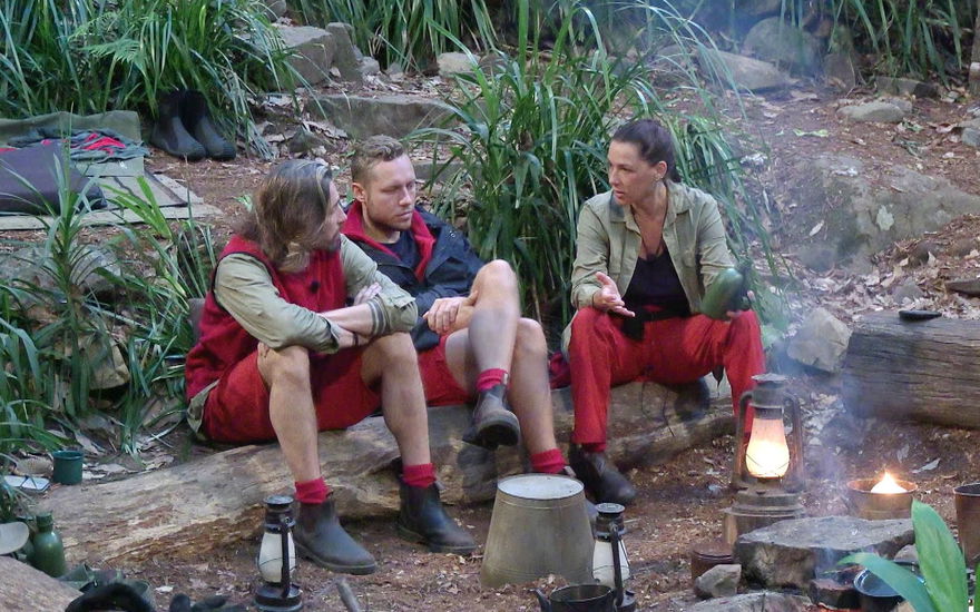 Gil Ofarim, Patrick Romer und Simone Ballack reden im Dschungelcamp am Lagerfeuer