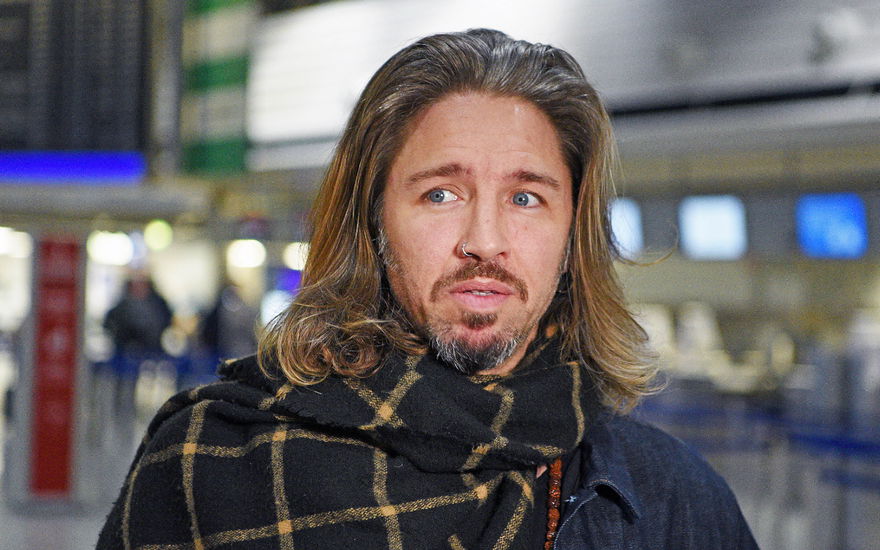 Gil Ofarim angespannt