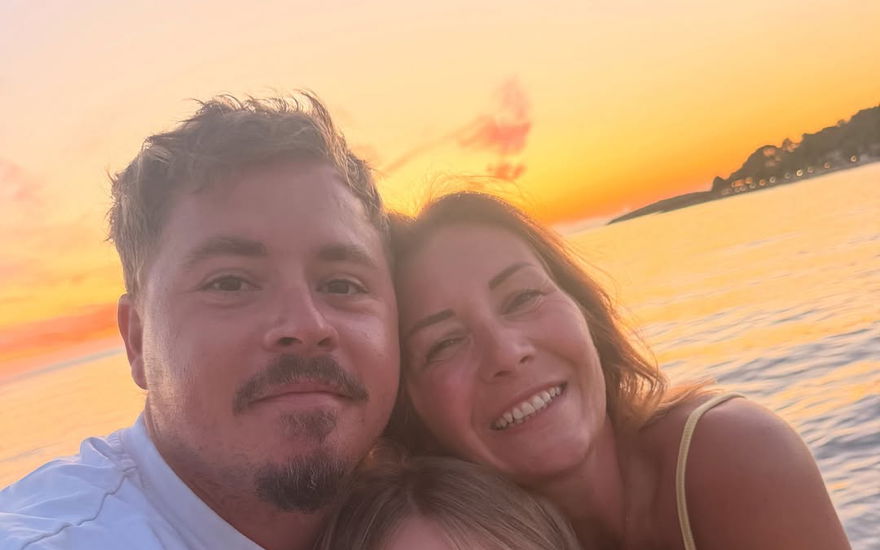 Gustav Schäfer mit seiner Familie vor einem Sonnenuntergang