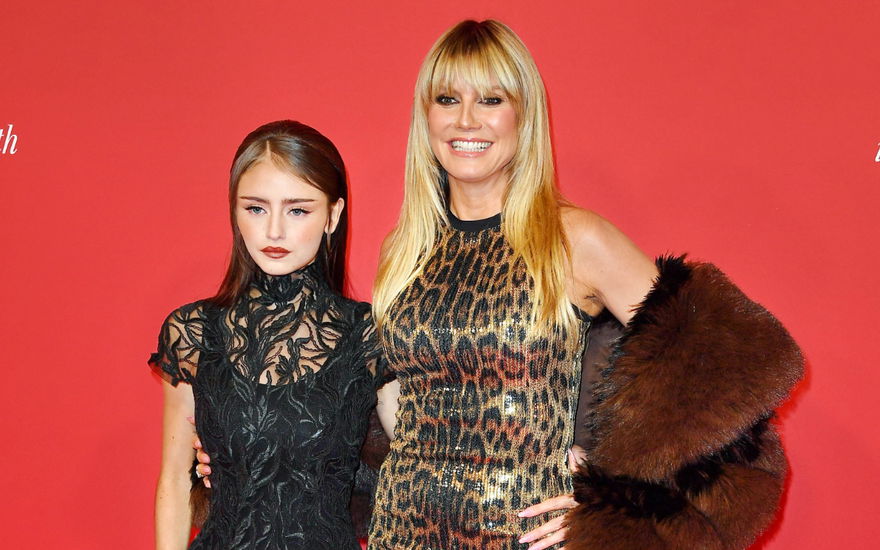 Heidi Klum mit Tochter Leni Klum vor roter Wand