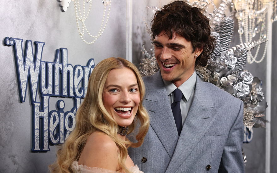Jacob Elordi mit Margot Robbie auf rotem Teppich