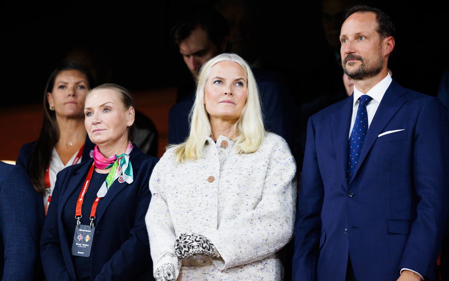 Prinzessin Mette-Marit und Prinz Haakon von Norwegen schauen ernst