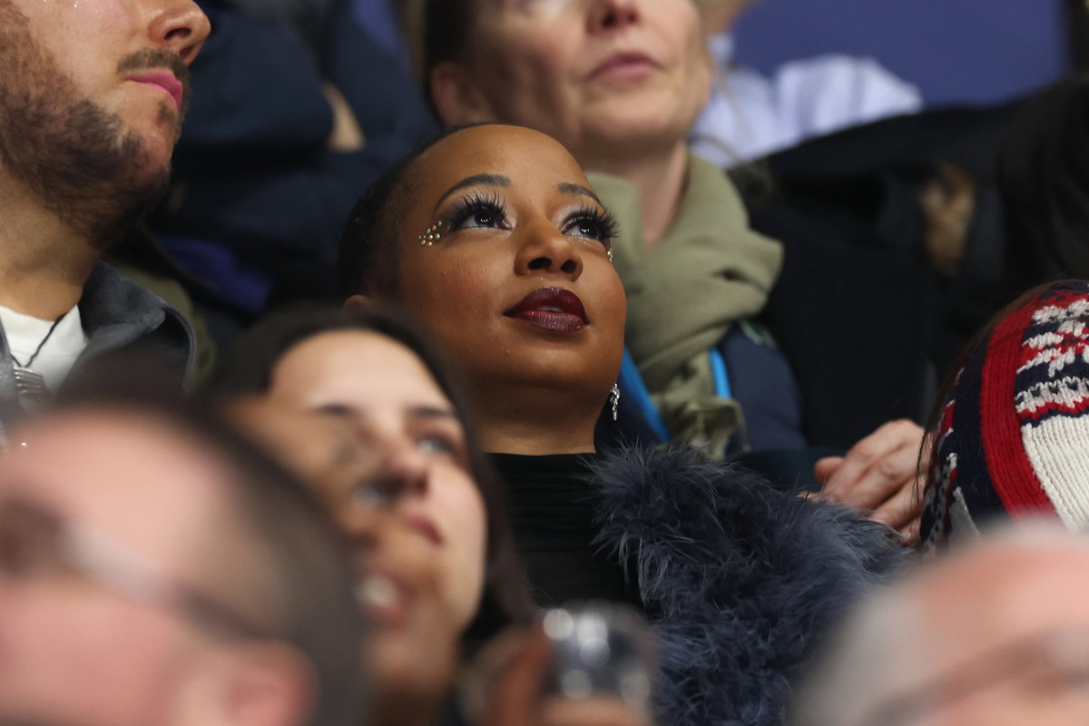 Monique Coleman schaut sich das Einkunst-Paarlaufen gespannt an