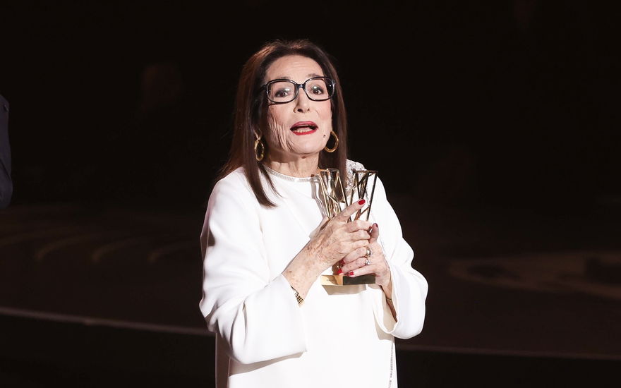 Nana Mouskouri mit Award in der Hand