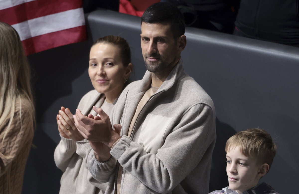 Novak Djokovic und seine Ehefrau Jelena wohnen dem Team-Eiskunstlauf-Wettbewerb bei