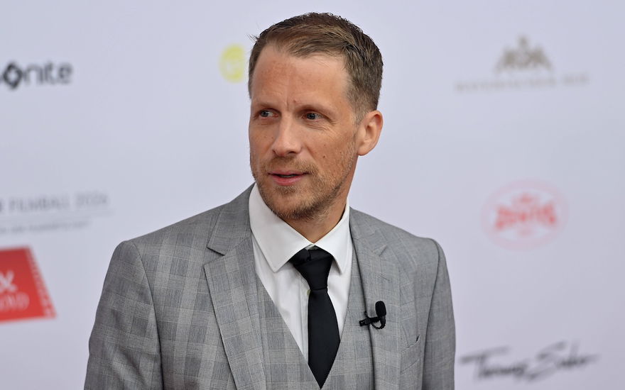 Oliver Pocher guckt zur Seite