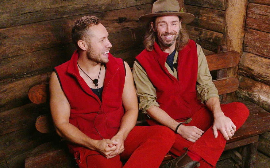 Patrick Romer und Gil Ofarim lachen im Dschungelcamp
