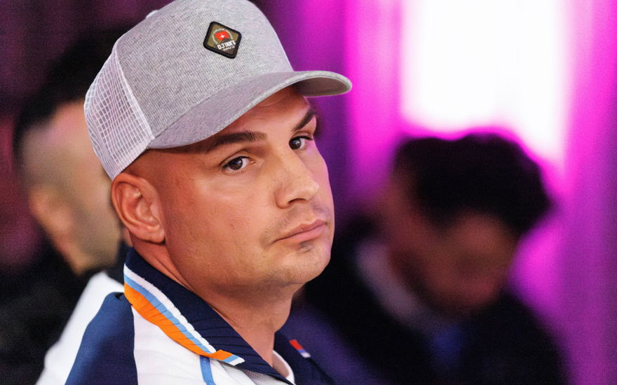 Pietro Lombardi schaut traurig zur Seite