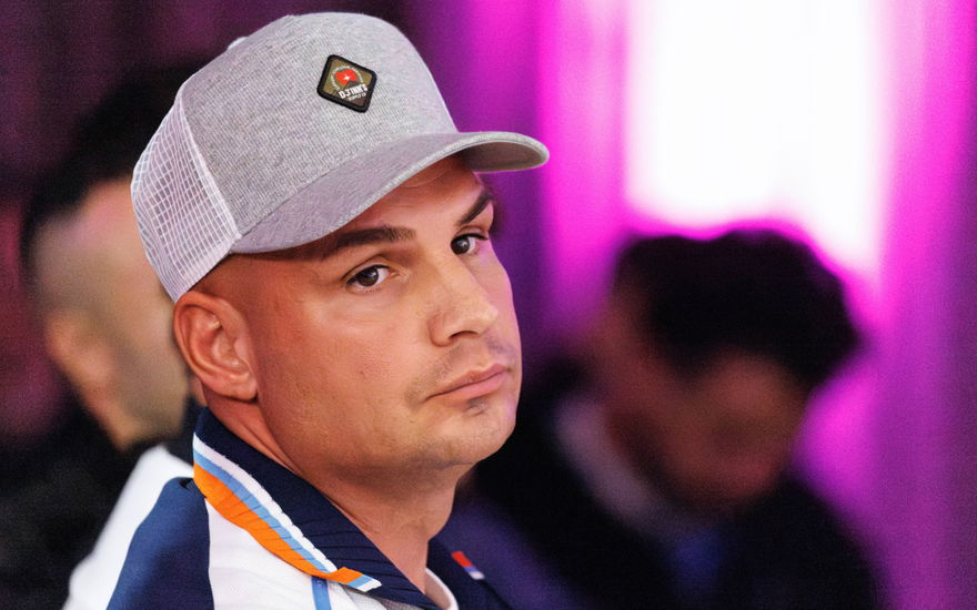 Pietro Lombardi schaut traurig zur Seite