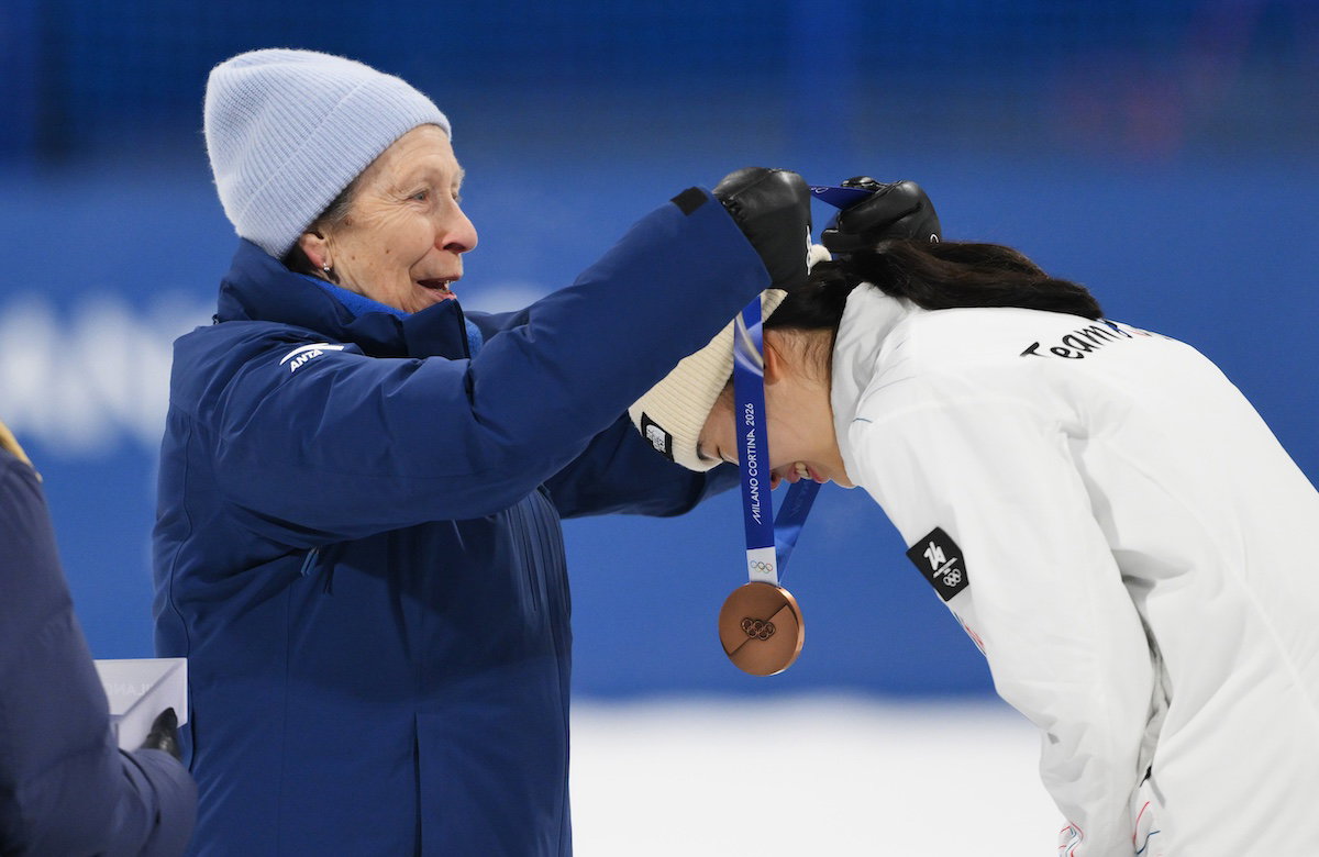 Prinzessin Anne übergibt Bronzemedaille an Seungeun Yu im Frauen-Snowboard-Wettbewerb