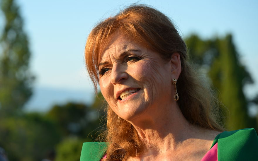 Sarah Ferguson lächelt gequält