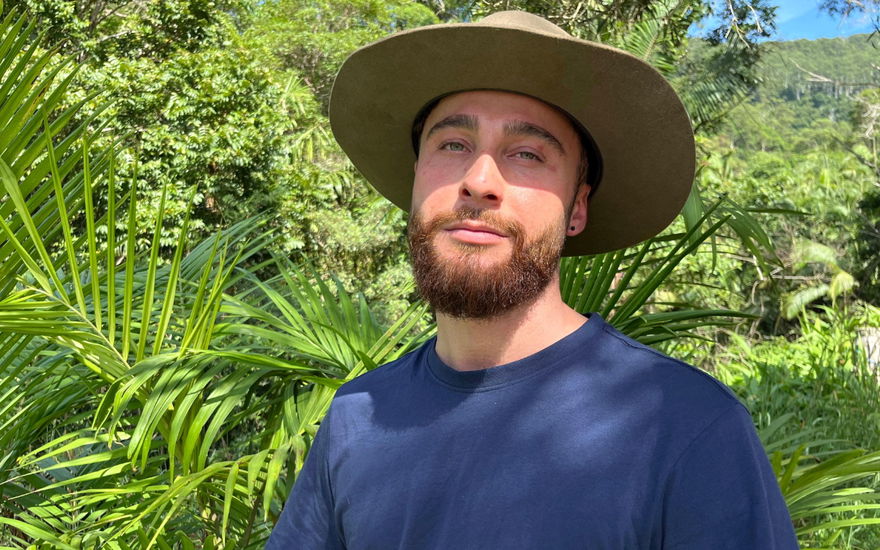 Umut Tekin ernst im Urwald