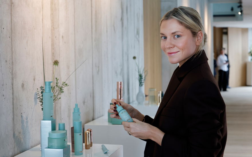Valentina Pahde lächelt am Beauty-Stand