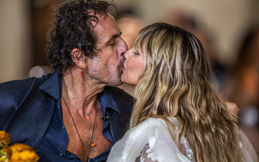 Andreas Kronthaler und Heidi Klum küssen sich
