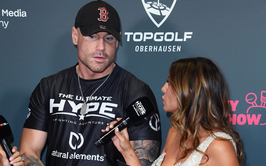 Chris Broy wird von Ex Eva Benetatou interviewt