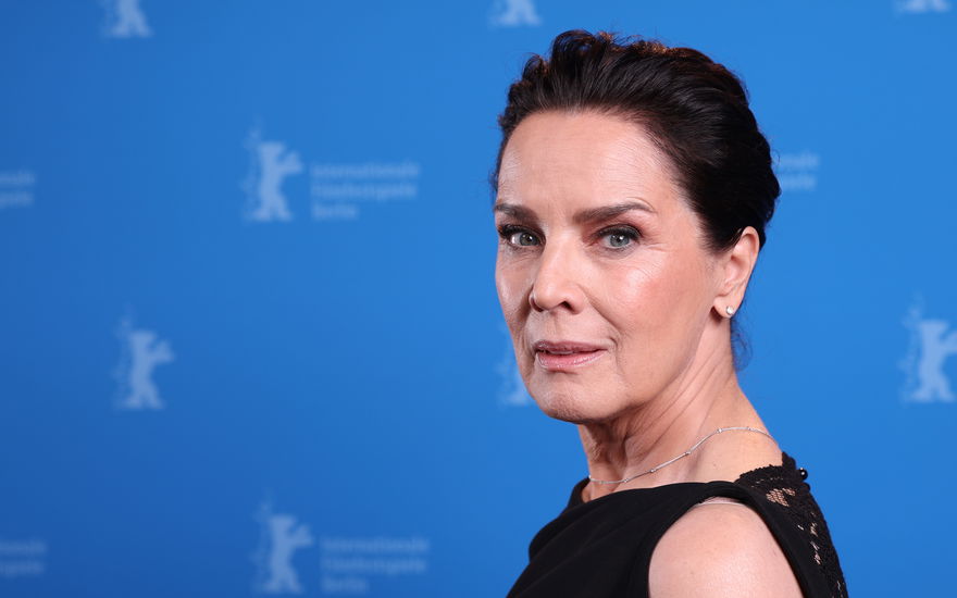 Désirée Nosbusch, blauer Hintergrund