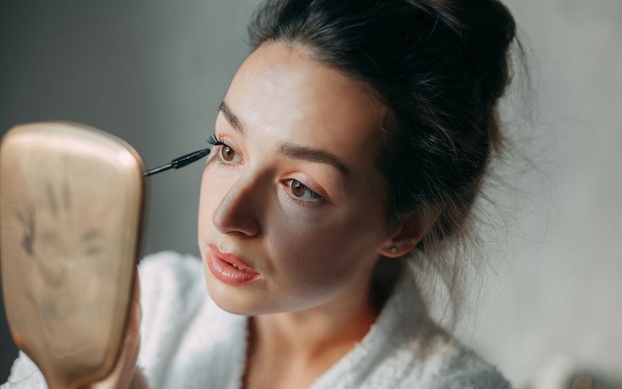 Frau mit Mascara