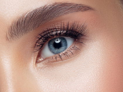 Lange Wimpern ohne Extensions: Die 5 besten Beauty-Hacks für Traum-Lashes