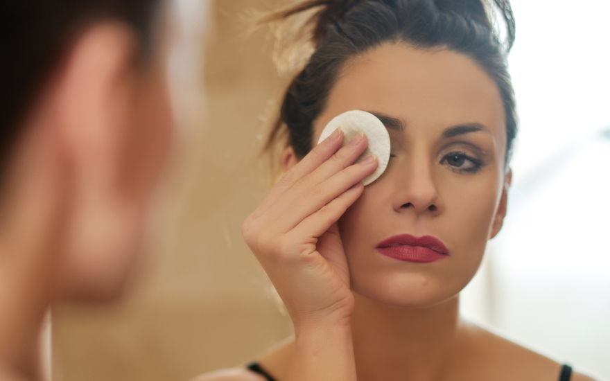 Frau entfernt Mascara