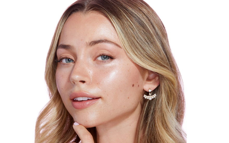 Frau mit Glow-Primer