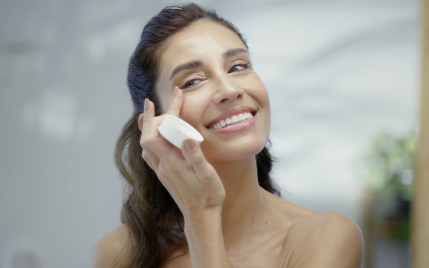 Augencreme gegen Augenringe und Schwellungen