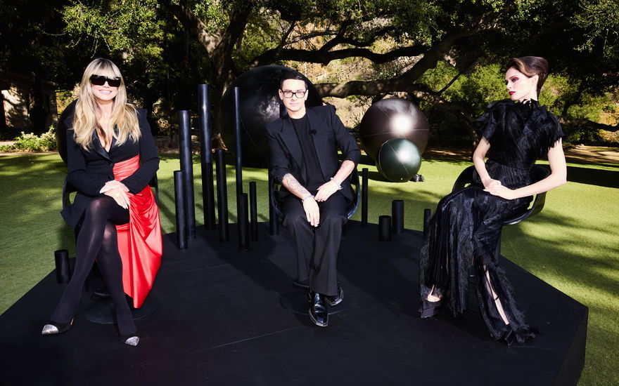 Heidi Klum, Christian Siriano, Coco Rocha sitzen nebeneinander