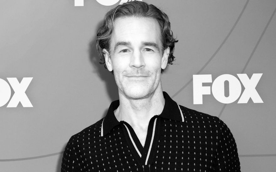James van der Beek schwarz-weiß lächelt