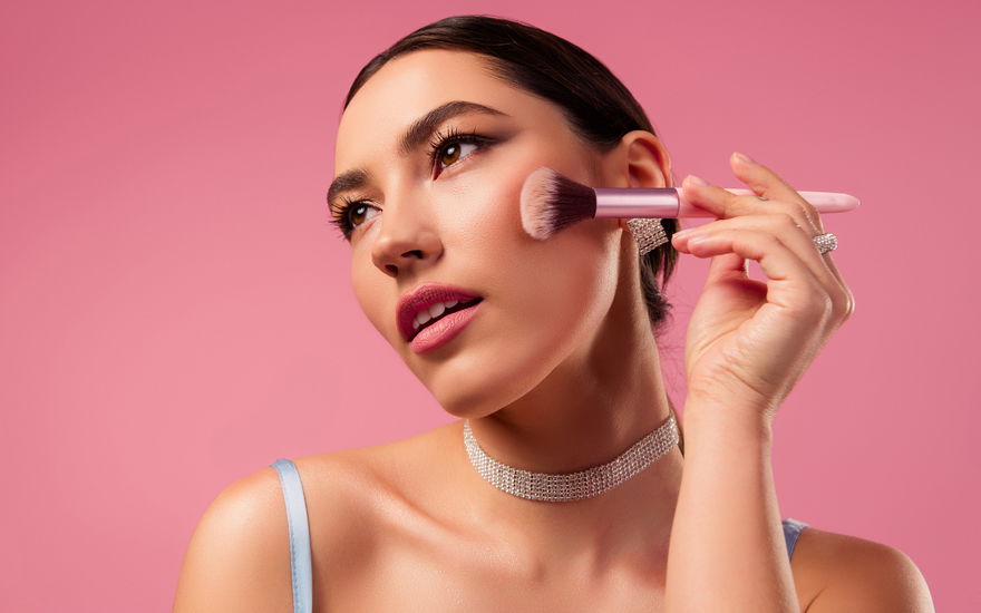 Frau trägt Blush mit Pinsel auf