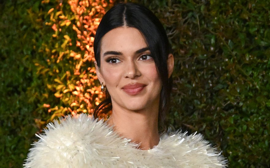 Kendall Jenner mit hochsteckfrisur